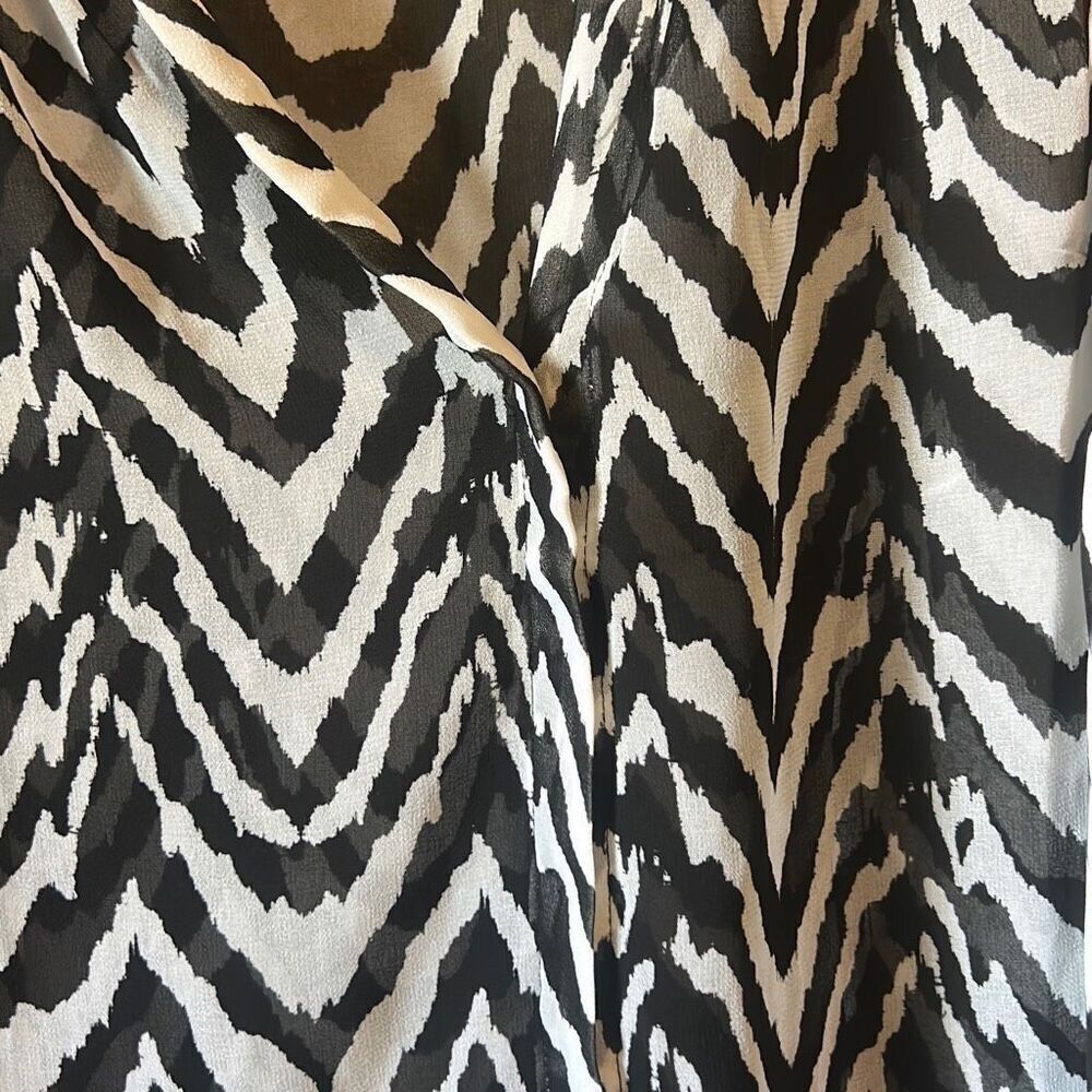 Banana Republic Sleeveless Chevron Print V Neck Blouse Women's‎ Size S - Picture 2 of 6